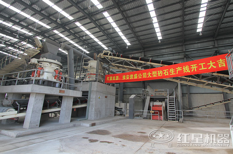 大型破碎石頭的機器工作現(xiàn)場圖片 大型破碎石頭的機器工作現(xiàn)場圖片