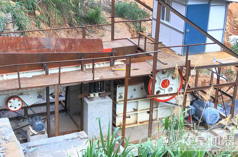 河北客戶69顎式破碎機工作現(xiàn)場