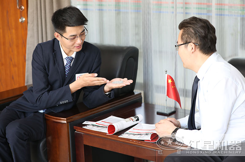 經(jīng)理根據(jù)客戶物料幫忙選擇設(shè)備 經(jīng)理根據(jù)客戶物料幫忙選擇設(shè)備