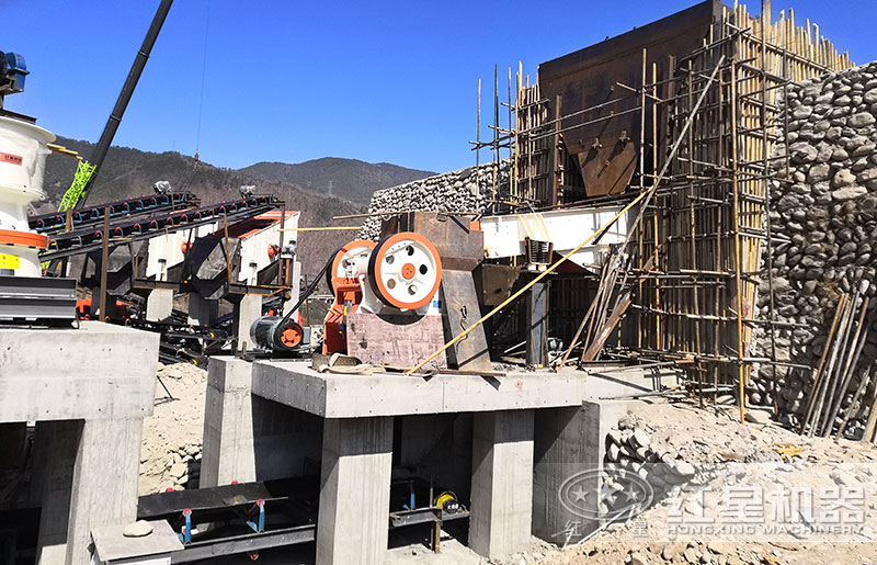 石子破碎機一臺多少錢？時產(chǎn)量100噸左右