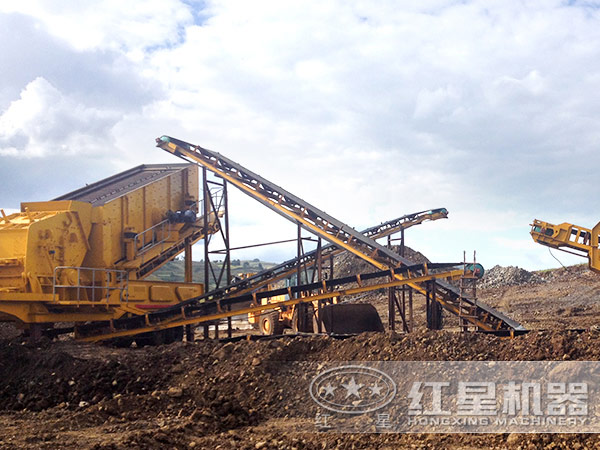 顎式移動(dòng)破碎機(jī)作業(yè)現(xiàn)場(chǎng)