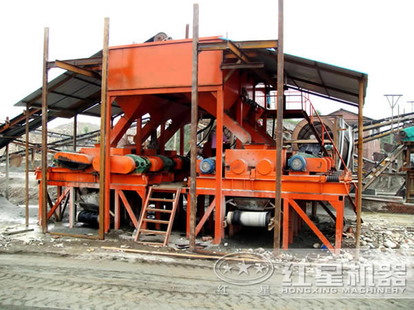 巖石對(duì)輥式破碎機(jī)客戶現(xiàn)場