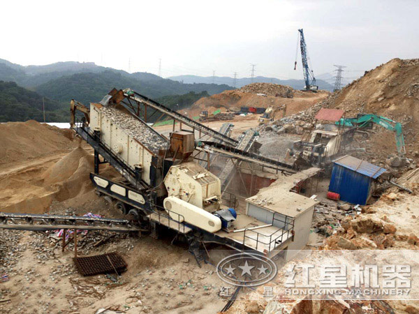 移動(dòng)式石頭破碎機(jī)工作現(xiàn)場(chǎng)