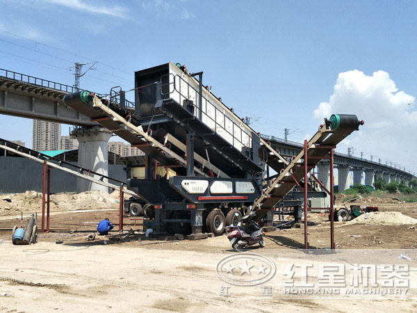 作業(yè)中的新型車載碎石機