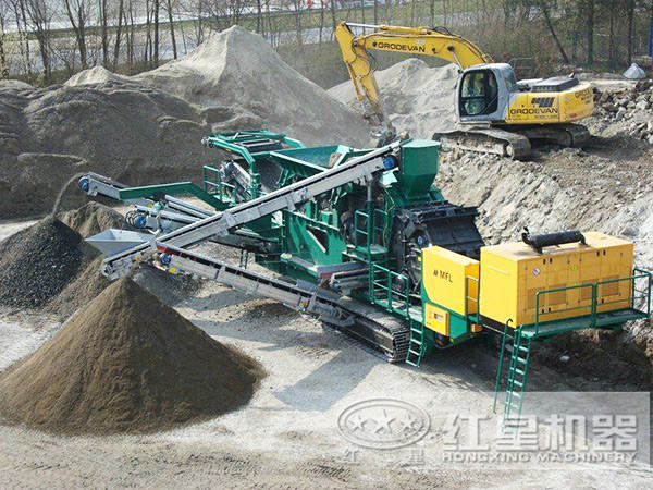 移動(dòng)圓錐破碎機(jī)作業(yè)客戶現(xiàn)場(chǎng)