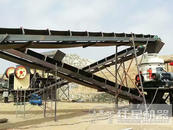 花崗巖制砂生產(chǎn)線(xiàn)施工現(xiàn)場(chǎng)一角