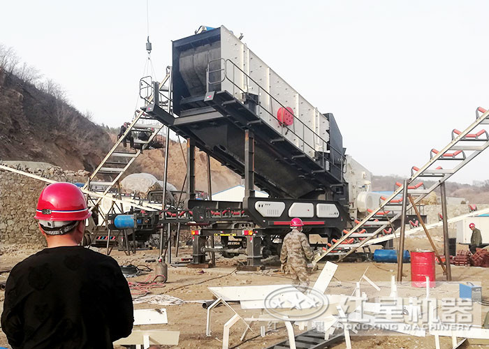 再硬的石頭，在這臺流動碎石機下也變成了規(guī)整的石子
