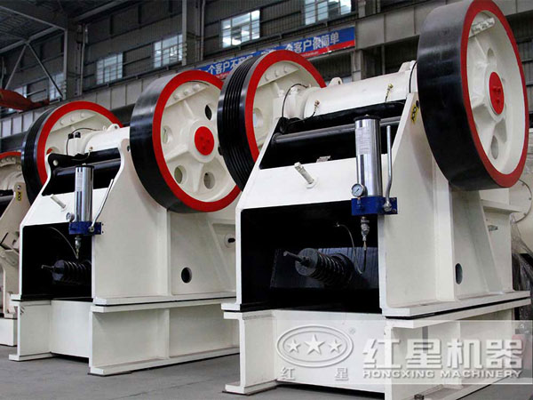 大型石頭顎破碎機市價多錢？（內(nèi)附高清顎破作業(yè)視頻）