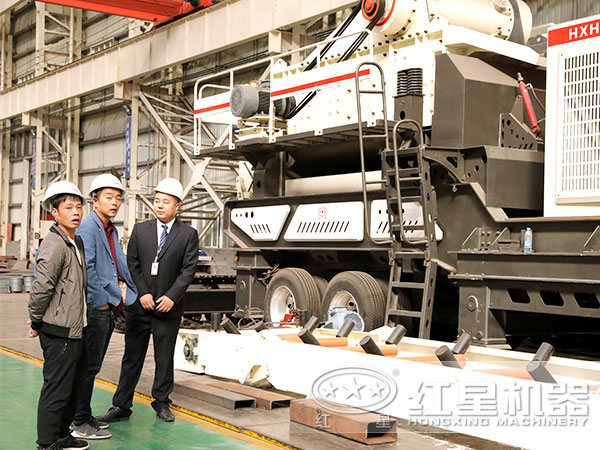 用戶來紅星考察移動(dòng)破碎車