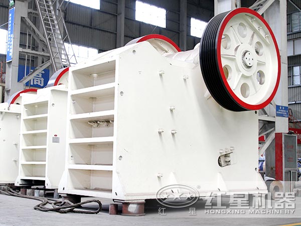 粉碎花崗巖選用750顎破機(jī)，效果不錯(cuò)，性價(jià)比更高