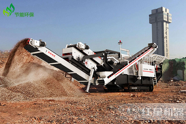 移動履帶一體式破碎機(jī)破碎現(xiàn)場