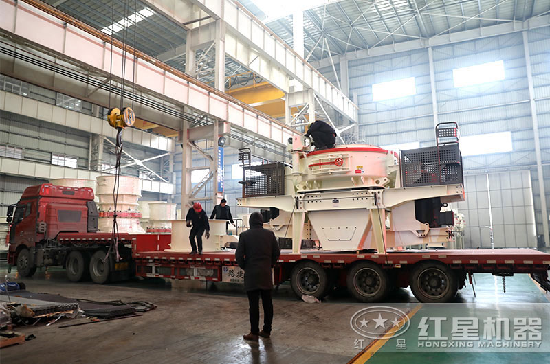 時產(chǎn)200噸立式制砂機裝車以待發(fā)貨