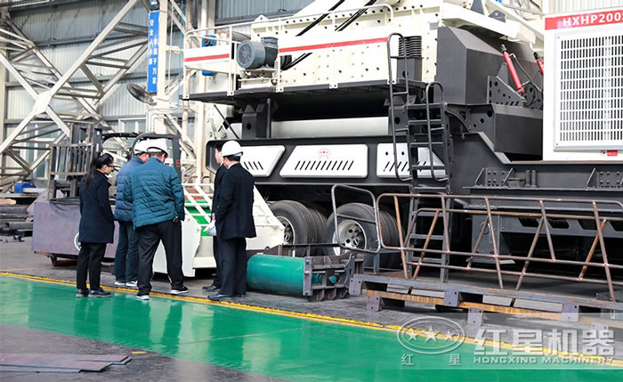 技術(shù)經(jīng)理陪同用戶參觀流動石料加工設備