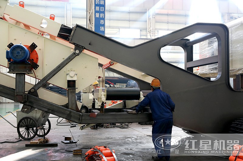 紅星技術(shù)工人在熟練的生產(chǎn)移動磕石機(jī)