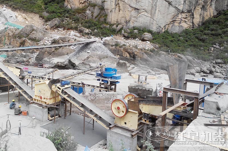 顎式破碎機(jī)、反擊破碎機(jī)、制沙機(jī)三機(jī)制沙現(xiàn)場(chǎng)