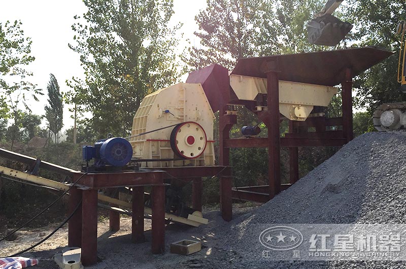 小型錘式打石機(jī)生產(chǎn)現(xiàn)場