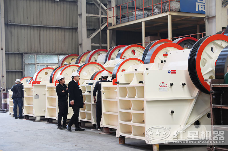 客戶來廠考察鄂式碎煤機(jī)設(shè)備