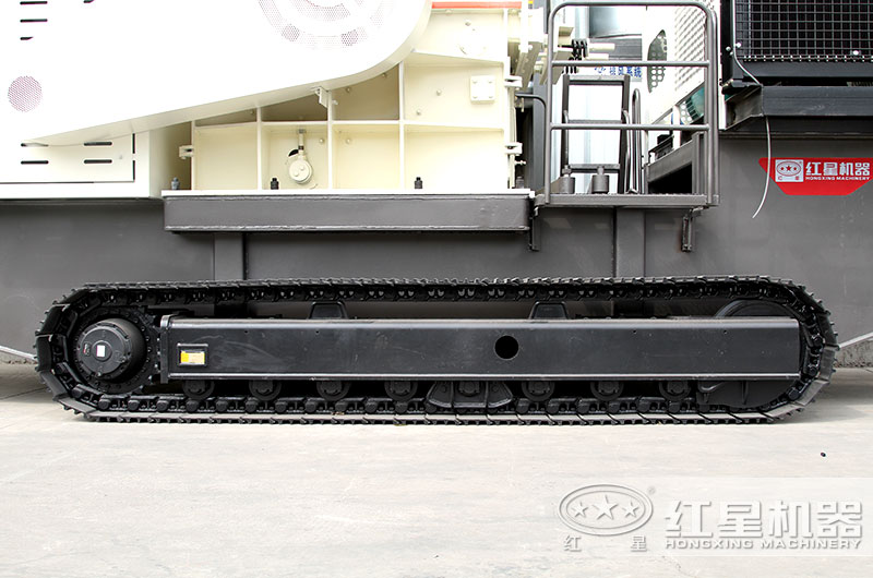 履帶加持下，即使是崎嶇不平的山路，設(shè)備也如履平底