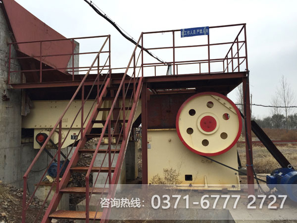 鋁礦石顎式破碎機作業(yè)現(xiàn)場