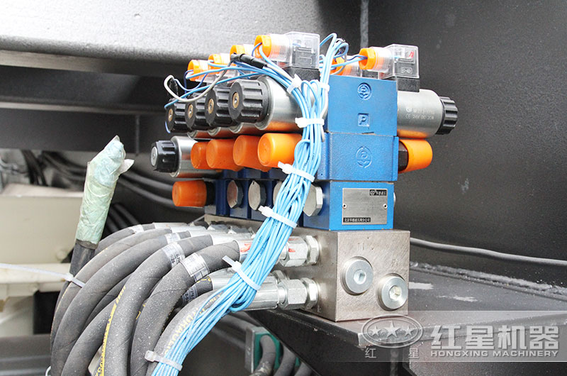 電動機(jī)帶動下機(jī)器各個(gè)部分的線路的控制柜