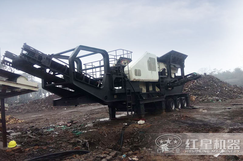 移動750碎石機(jī)已經(jīng)到達(dá)又一處破碎現(xiàn)場