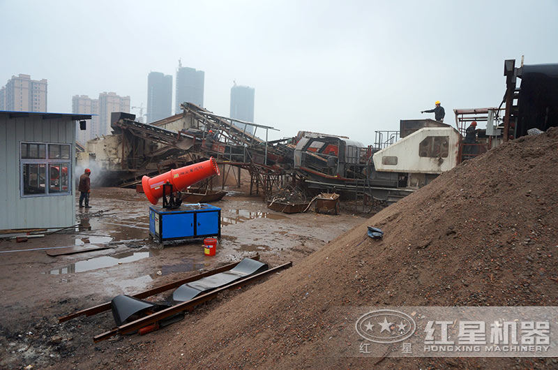 配置噴淋裝置的移動石子破碎機生產現(xiàn)場