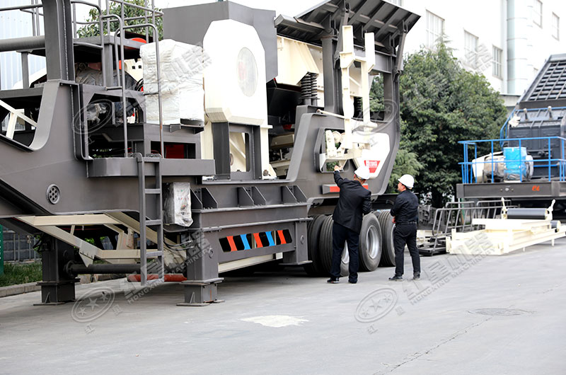 移動(dòng)石子破碎機(jī)廠家車(chē)間一角