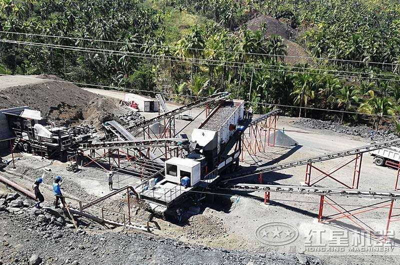 作為頭破設備的流動式鄂破碎機與流動圓錐破碎機搭配作業(yè)現(xiàn)場