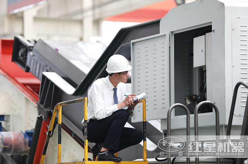 紅星技術(shù)經(jīng)理在認真的核對設備數(shù)據(jù)