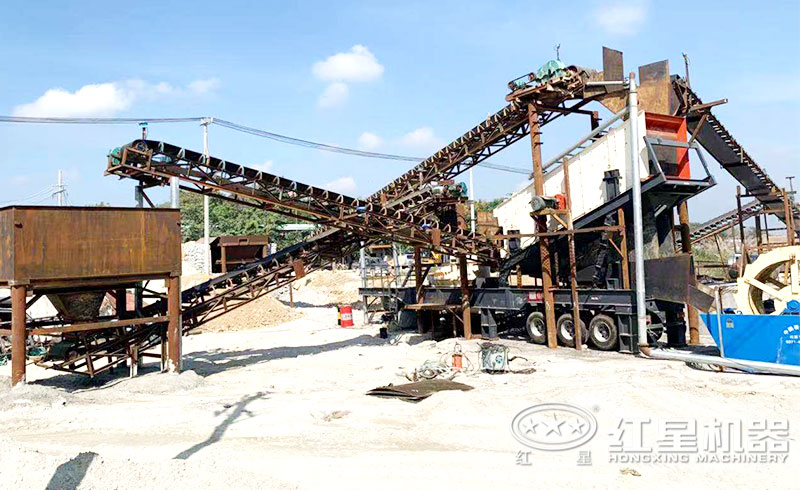 可移動(dòng)的人造沙子機(jī)器作業(yè)現(xiàn)場(chǎng)