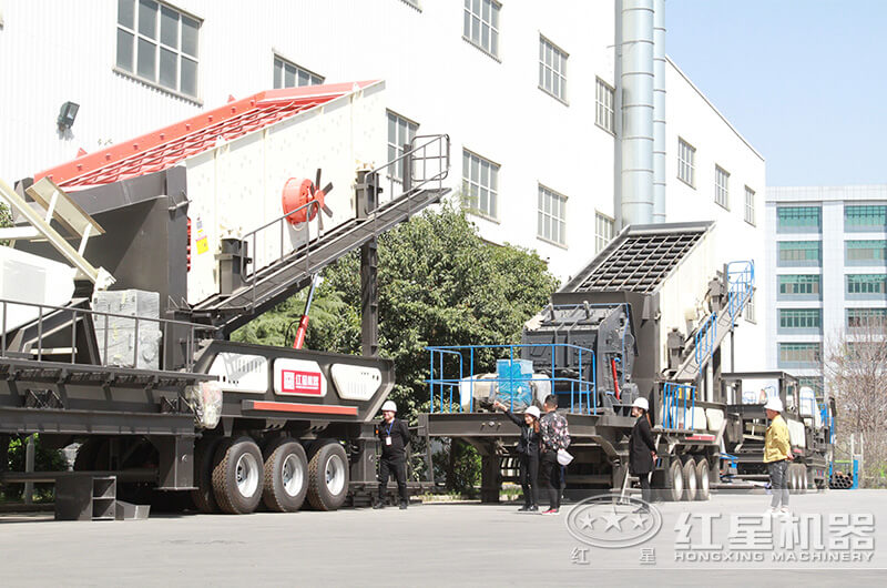 客戶來廠參觀移動(dòng)砂石分離機(jī)