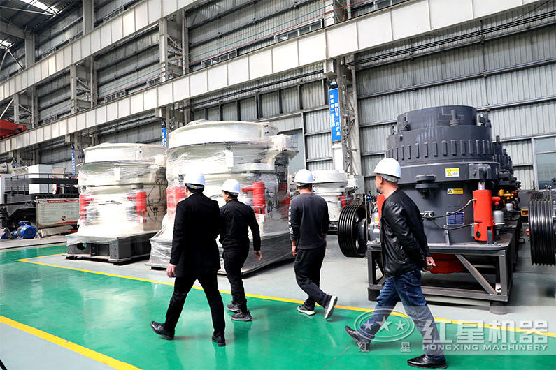 技術(shù)經(jīng)理陪同王先生等人參觀考察河卵石圓錐破碎機(jī)