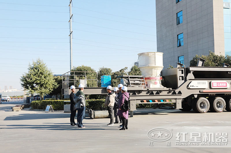 浙江嘉興用戶來廠考察環(huán)保移動(dòng)石子破碎機(jī)