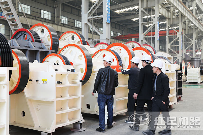 山西用戶來(lái)廠考察粉石頭機(jī)設(shè)備
