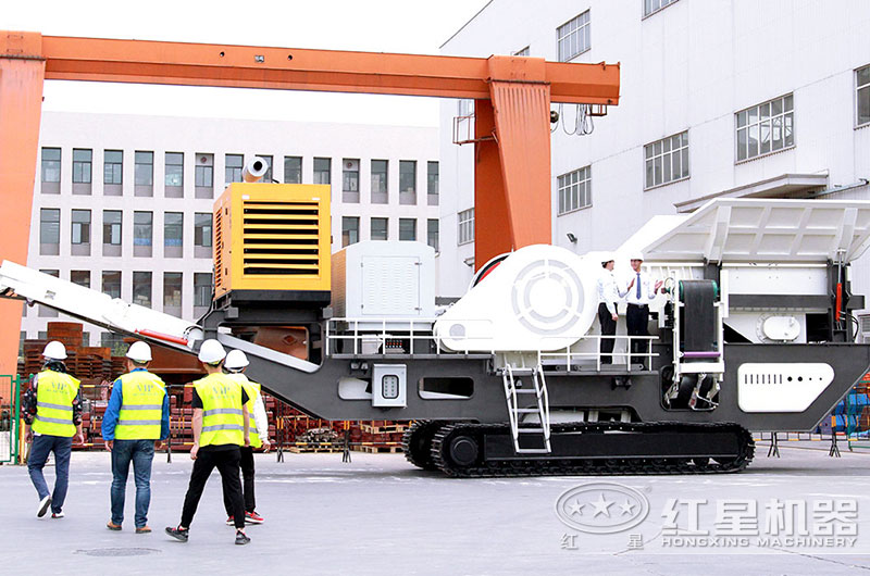 山東用戶來廠參觀轉(zhuǎn)場方便的移動(dòng)破碎站