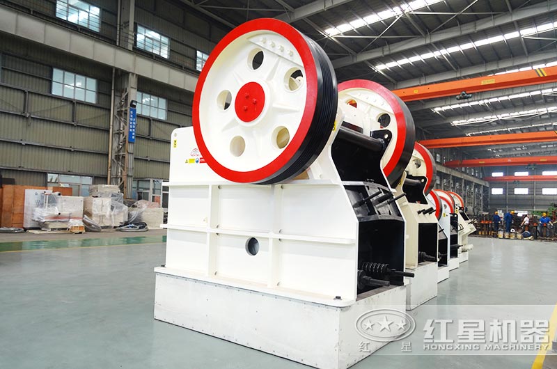 PE900*1200鄂式碎石機(jī)產(chǎn)量大概多少？能破碎水泥塊嗎？