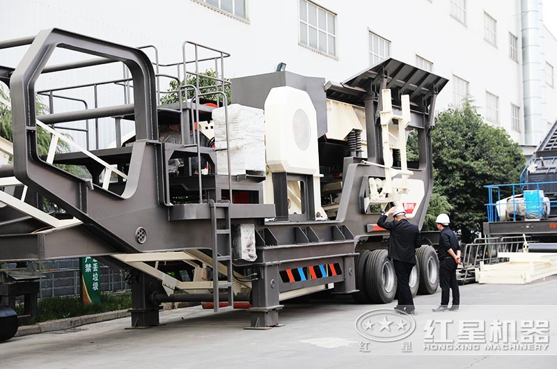 用戶來廠參觀考察汽車移動破石機(jī)