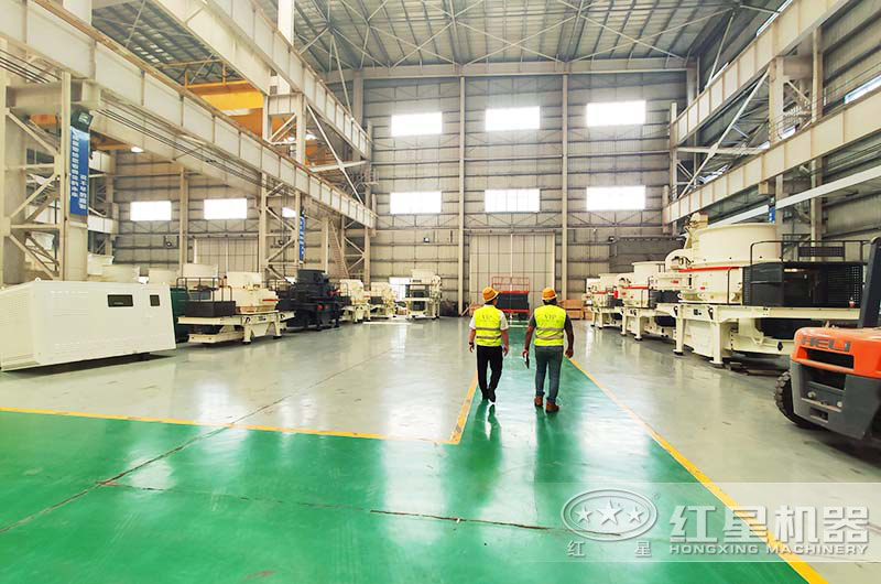 客戶參觀紅星沙子破碎機車間