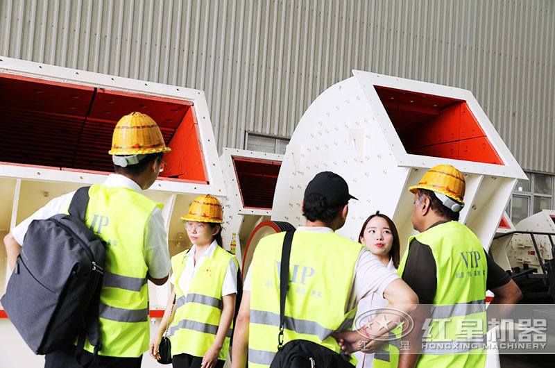 河北用戶(hù)來(lái)廠(chǎng)參觀(guān)考察煤矸石破碎機(jī)