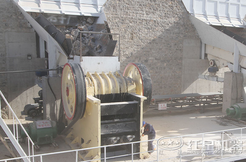 時(shí)產(chǎn)1000噸的鄂破機(jī)下料口多大，有哪些型號(hào)？