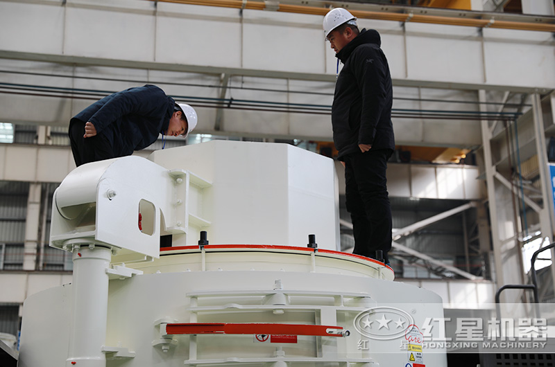 客戶在認(rèn)真考察制沙機進料口