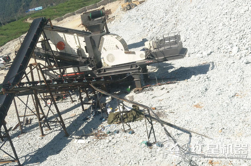 單機(jī)移動重錘破碎機(jī)處理建筑垃圾現(xiàn)場