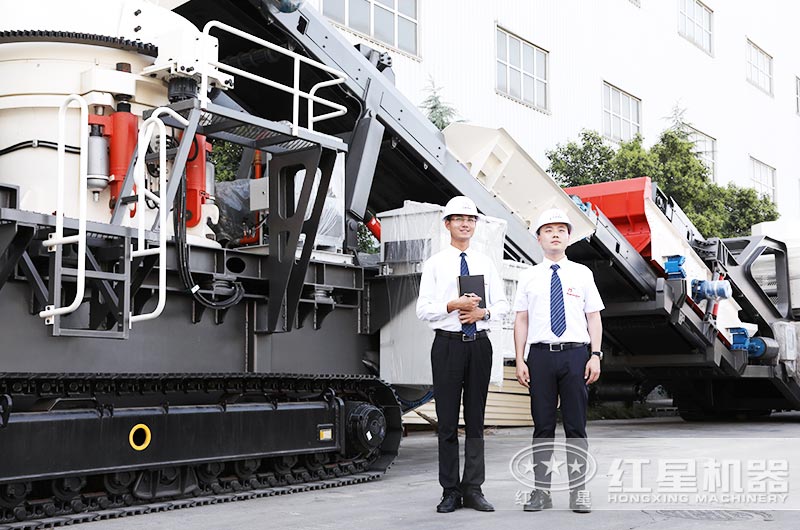 技術(shù)經(jīng)理對(duì)破碎小石子設(shè)備做相關(guān)指導(dǎo)