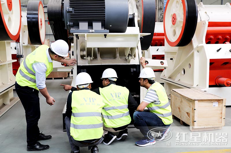 紅星銷(xiāo)售經(jīng)理正在為印度客戶(hù)講解