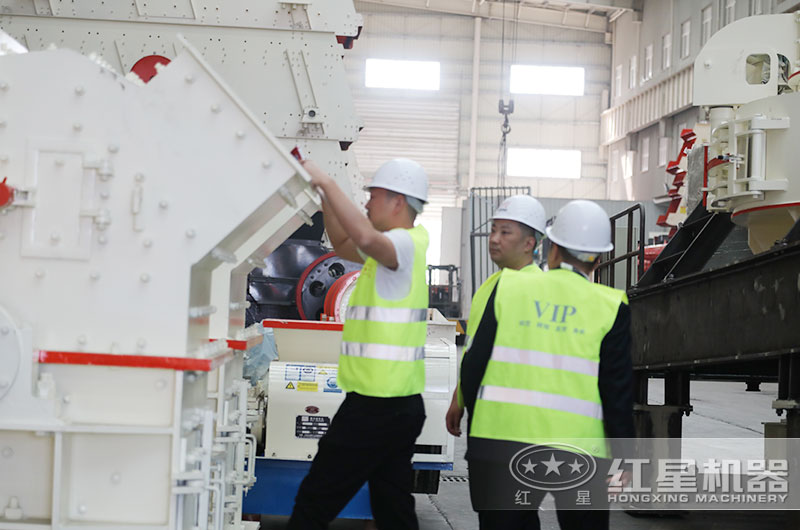 用戶來廠認真考察打砂設(shè)備
