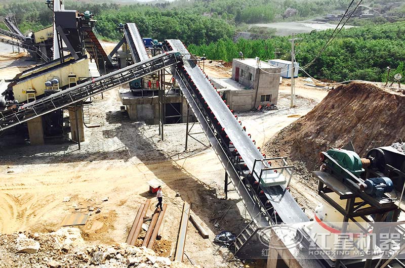 移動(dòng)碎石機(jī)和固定碎石機(jī)哪個(gè)好？話不多說(shuō)，上現(xiàn)場(chǎng)圖