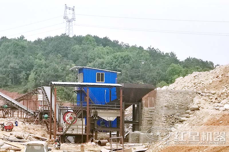 小型石頭破碎機成套多少錢？（內(nèi)附現(xiàn)場生產(chǎn)視頻）