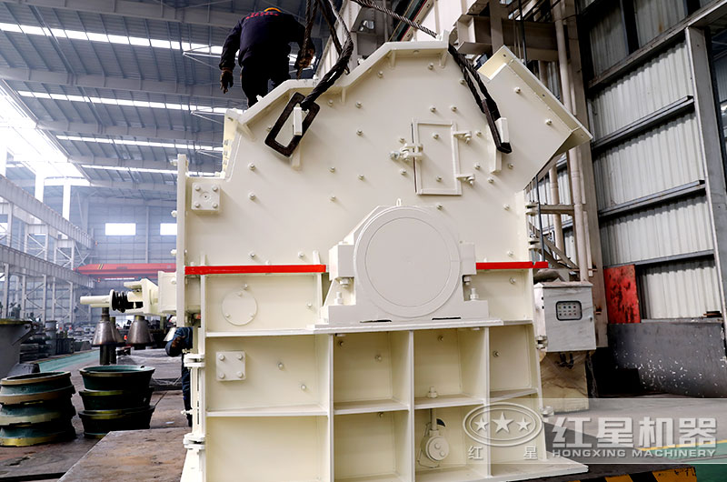 大型細(xì)碎機生產(chǎn)車間