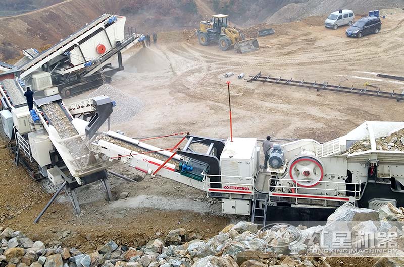 移動破碎設(shè)備三機(jī)聯(lián)合作業(yè)生產(chǎn)現(xiàn)場