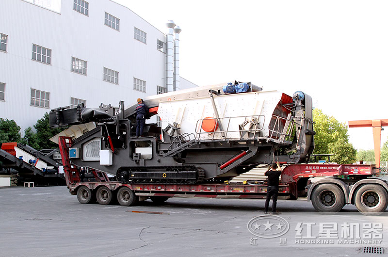 以工廠價(jià)出售的履帶移動(dòng)破碎機(jī)正在裝車